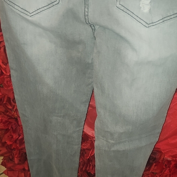 Blue Asphalt Junior's Distressed Gray Skinny Jeans Size 13/31 - Picture 10 of 11